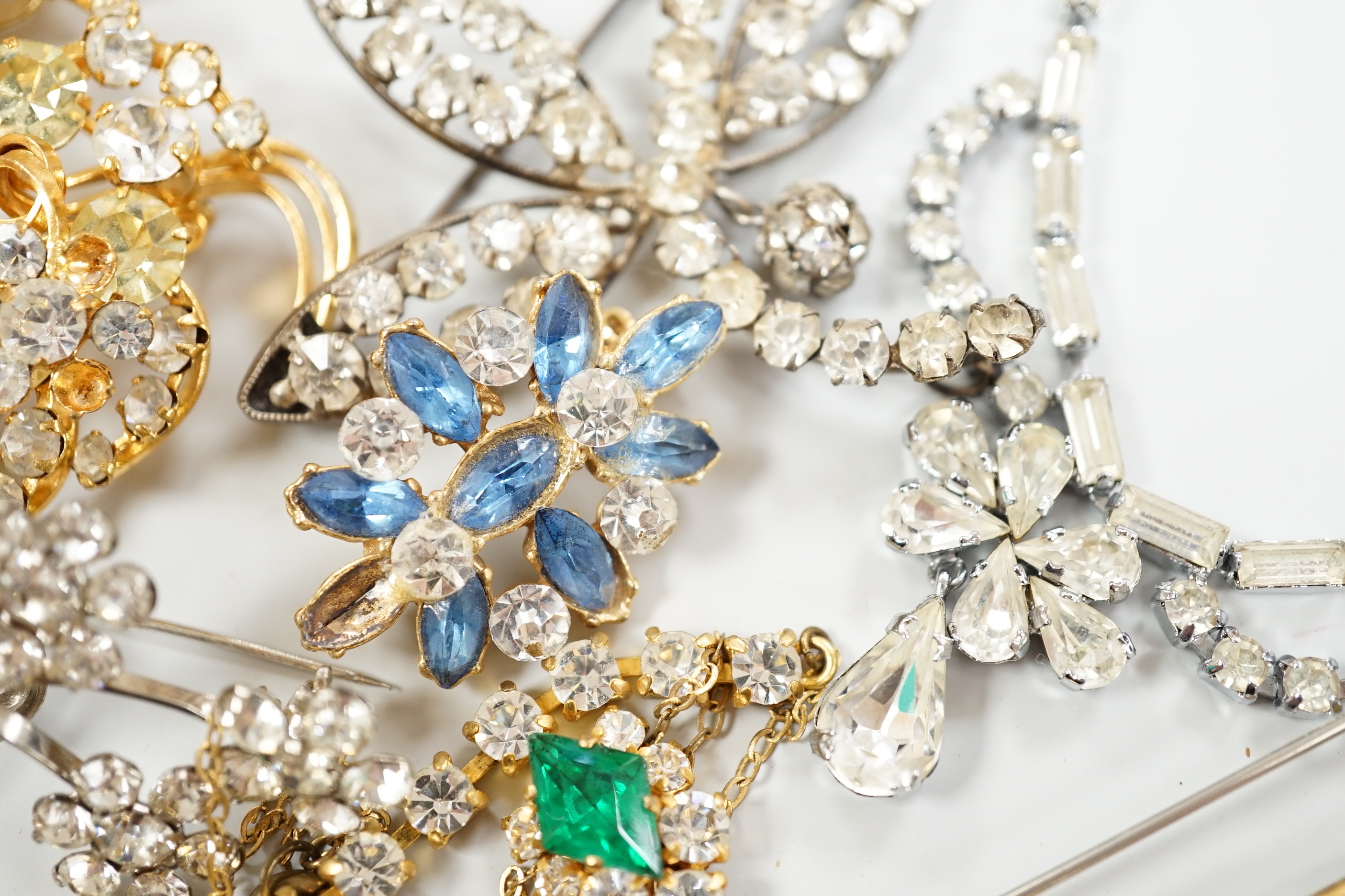 Nine assorted items of mainly white or coloured paste jewellery.